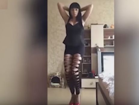 В Москве сотрудница полиции станцевала эротический танец в знак протеста против 