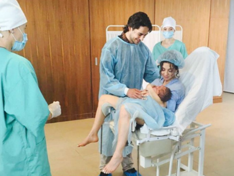 Солистка группы Vintage Плетнева снялась на гинекологическом кресле в новом клипе 