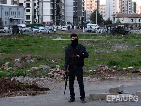 В Турции два человека погибли в результате взрыва бомбы у полицейского блокпоста