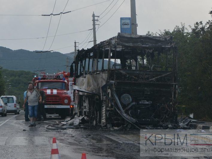 В Крыму сгорел туристический автобус, перевозивший школьников