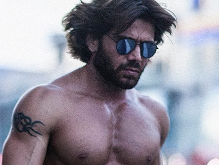 Муж Билык Ахмадов показал обнаженный торс