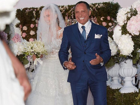 26-летняя модель Дели поделилась снимками свадьбы с 62-летним Рабахом аль-Шарифом. Фоторепортаж