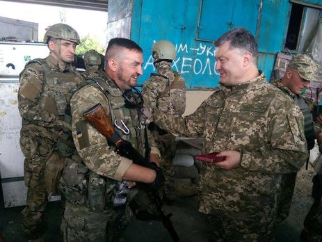 Порошенко: Проинспектировал линию опорных пунктов на передовой и подписал указ о демобилизации