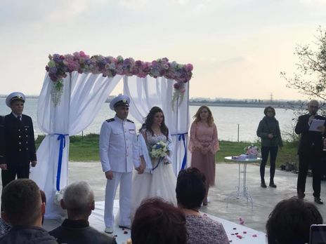 На весілля приїхали інші звільнені українські моряки зі своїми сім'ями