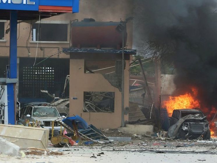 Боевики "Аш-Шабаб" напали на отель в Могадишо
