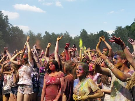 Сотни киевлян и гостей столицы приняли участие в ярком Фестивале красок Холи. Фоторепортаж