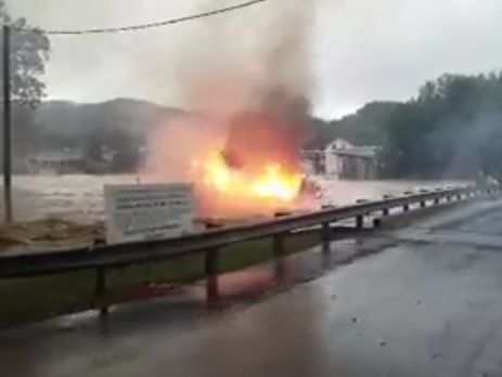 Во время наводнения в США течением унесло горящий дом. Видео 