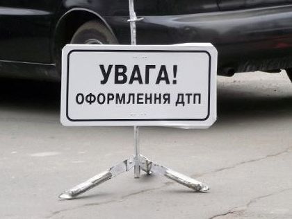 Во Львовской области грузовик въехал в авто патрульных полицейских, оформлявших ДТП
