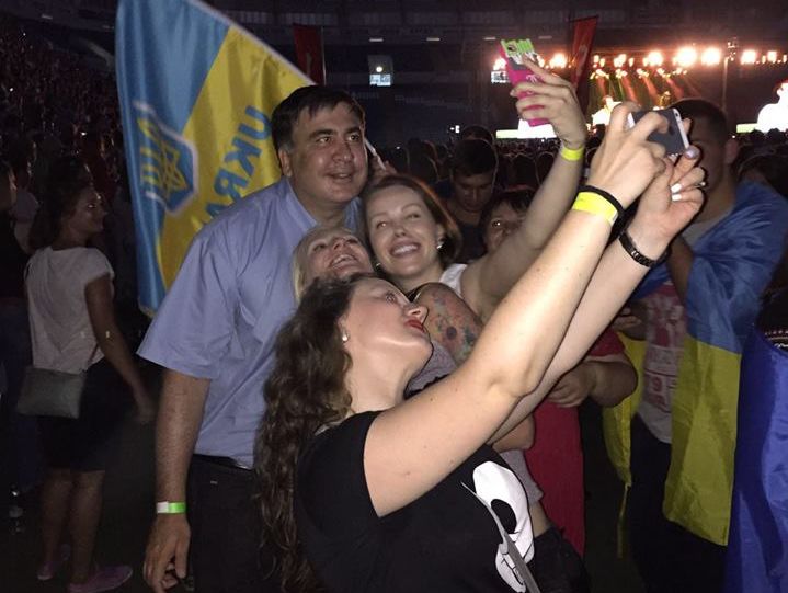 Саакашвили посетил фан-зону на концерте группы "Океан Ельзи" в Одессе