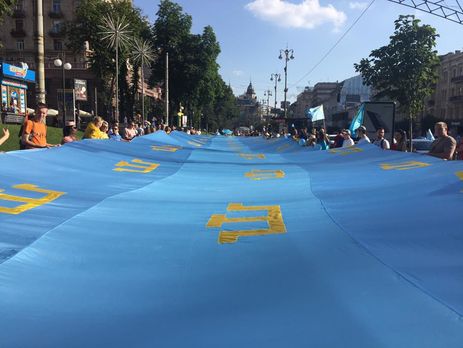 По центру Киева пронесли гигантский крымскотатарский флаг. Фоторепортаж