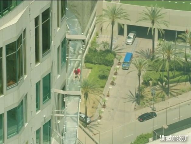 На верхушке небоскреба в Лос-Анджелесе установили прозрачную горку, проходящую снаружи здания. Видео