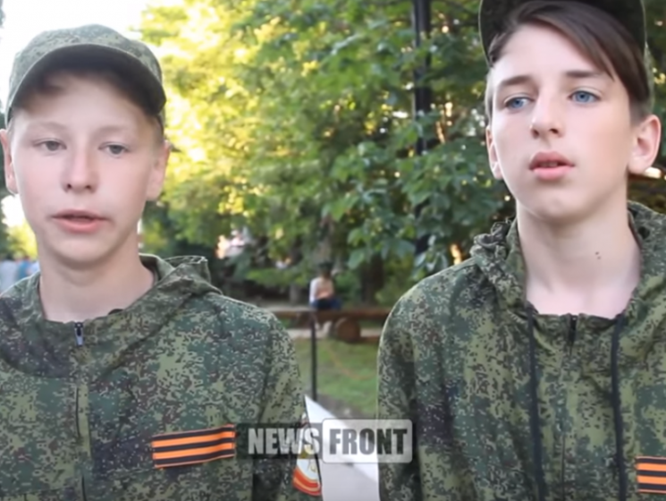 Луганских школьников в военном лагере РФ учили стрелять из автомата Калашникова. Видео