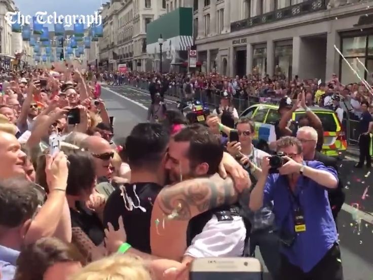 В Лондоне полицейский покинул оцепление и сделал предложение своему бойфренду во время гей-прайда. Видео