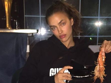 Шейк снялась полностью обнаженной