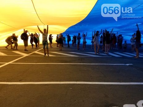 В Днепре развернули самый большой флаг Украины в мире