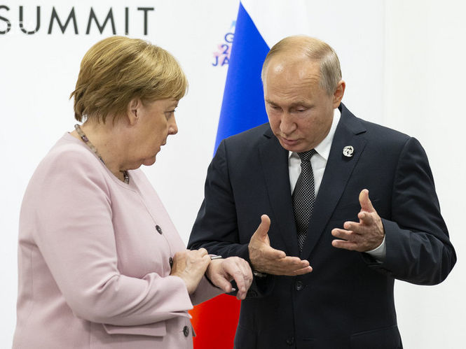 Меркель и Путин обсудили транзит газа в ЕС через территорию Украины