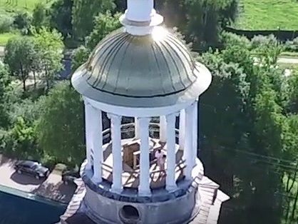 В Тверской области квадрокоптер случайно записал, как пара занимается сексом на колокольне монастыря. Видео