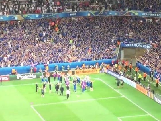 Исландские футболисты и болельщики празднуют сенсационную победу над Англией. Видео