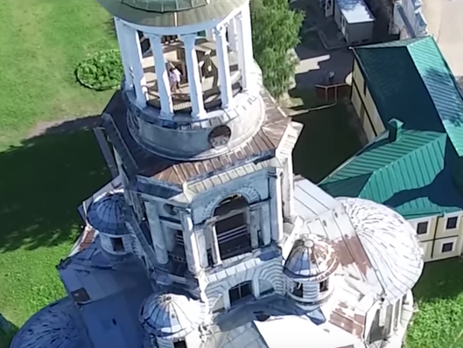 В обзорное видео, снятое в РФ, попала пара, занимающаяся сексом на колокольне. Видео