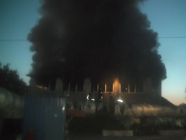 В Харькове ночью был крупный пожар, пострадали двое спасателей