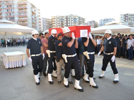 В турецком Диярбакыре террористы подорвали полицейский автомобиль, один человек погиб