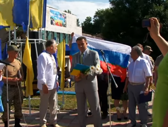 В Дружковке активисты растянули флаг РФ за спиной мэра, которого обвиняют в пособничестве "ДНР". Видео