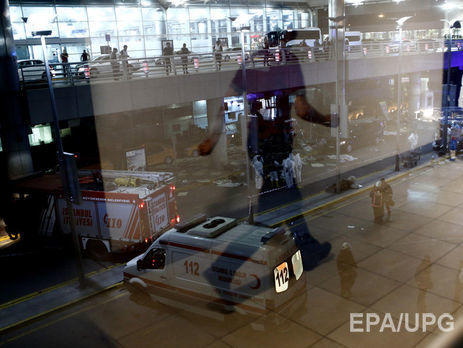 Служба безопасности стамбульского аэропорта ранила террориста, и тому не удалось подорвать себя в толпе. Видео