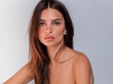 Ратаковски без бюстгальтера снялась в собственном доме