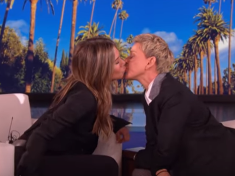 Энистон поцеловалась в губы с телеведущей-лесбиянкой Дедженерес
