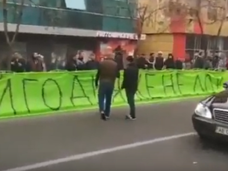 В Мариуполе участников инвестиционного форума и Зеленского встретили песней 