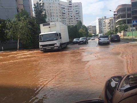 В Киеве улицу затопило ржавой водой