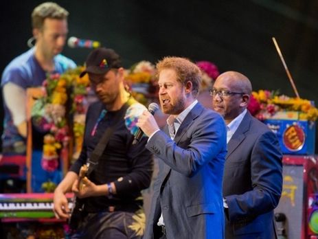 Принц Гарри вышел на сцену вместе с Coldplay. Видео