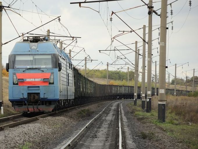 "Укрзалізниця": Возобновлены грузовые перевозки через линию разграничения на Донбассе