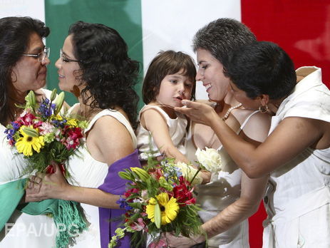 В Чехии однополым парам разрешили усыновлять детей