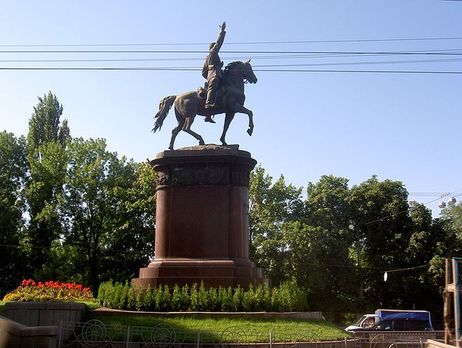 Полиция окружила памятник Щорсу в Киеве