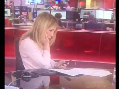 Журналистку ВВС, вышедшую в прямой эфир со смартфоном в руках, сочли признаком 