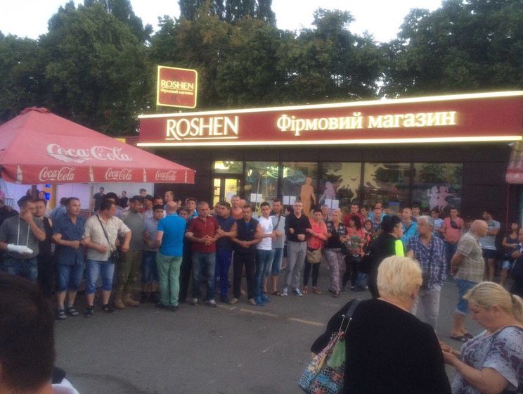 В Киеве возле метро "Святошин" продолжают снос киосков, произошли столкновения