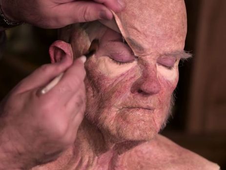 Художник по гриму показал, как создает образы для фильмов ужасов. Видео