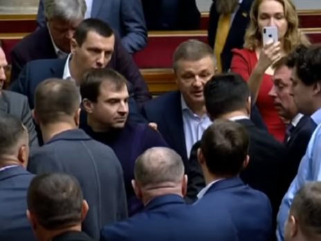В Верховной Раде произошла первая потасовка депутатов IX созыва. Видео
