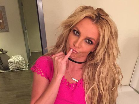 Спирс в одном ролике примерила длинное платье и купальник