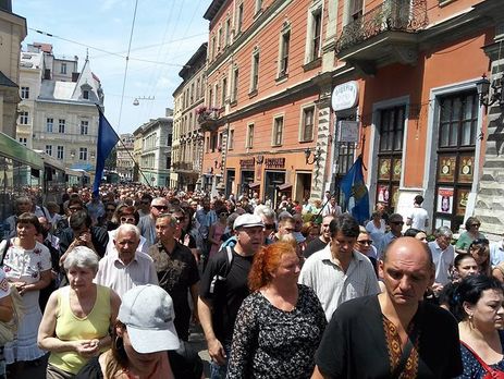На похороны погибшего в зоне АТО оперного певца Слипака пришли тысячи людей. Фоторепортаж