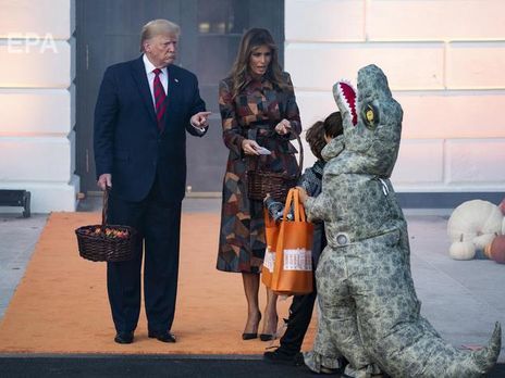 Дональд и Меланья Трамп раздавали детям сладости возле Белого дома в честь Хэллоуина. Фоторепортаж