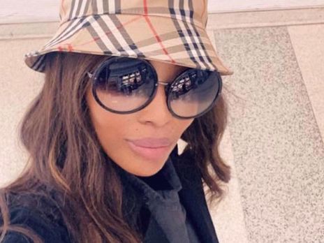 49-летняя Кэмпбелл с зелеными волосами показала фигуру в белье