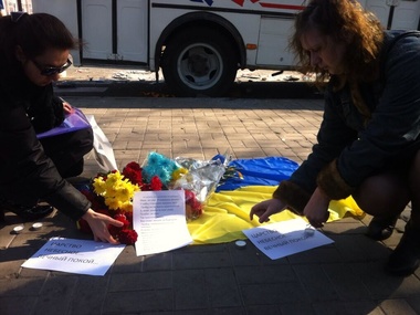 Дончане несут цветы к месту гибели участника Евромайдана