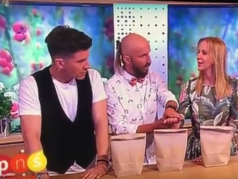 Ведущая польского телешоу проткнула руку гвоздем во время неудачного фокуса в прямом эфире. Видео