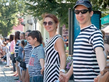 Полосатый рекорд. Одесситы в тельняшках выстроились в самую длинную живую цепь. Фоторепортаж