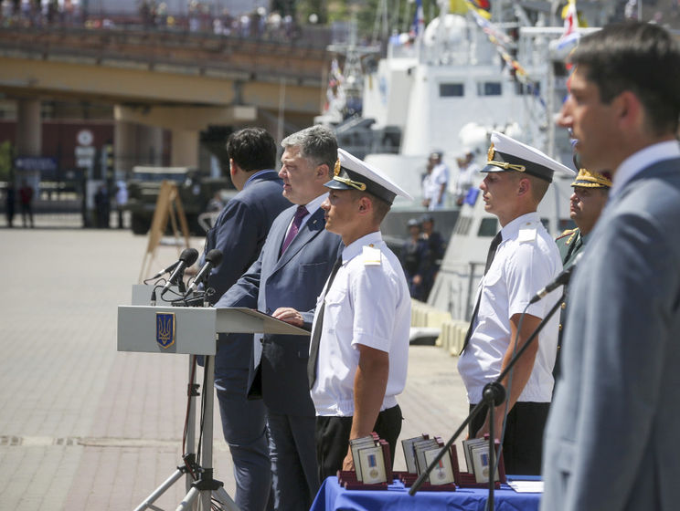 Порошенко поручил обеспечить жильем моряков – выходцев из Крыма