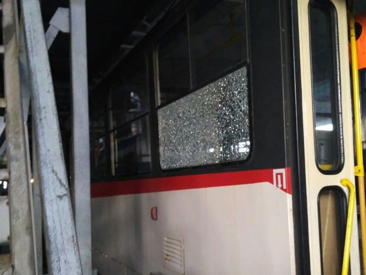 В Киеве обстреляли скоростной трамвай