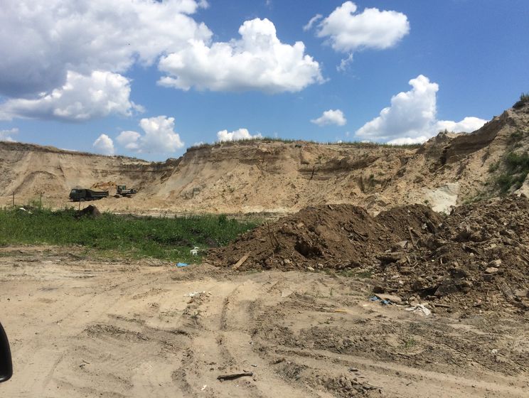 Прокуратура "крышует" нелегальную добычу песка под Киевом &ndash; СМИ