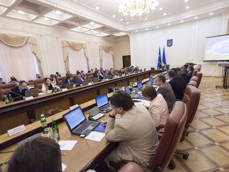 Кабмин рекомендует Порошенко подписать закон о снижении акцизов на б/у автомобили